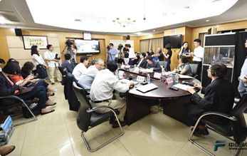 邀中外專家分析穆迪下調(diào)中國(guó)主權(quán)評(píng)級(jí)的影響